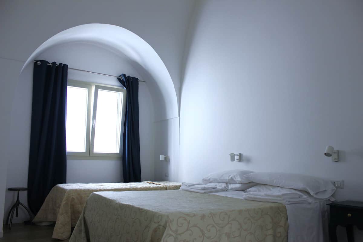 Camera con letto matrimoniale o 2 letti singoli, accessibile ai disabili | Una scrivania, ferro/asse da stiro, Wi-Fi gratuito