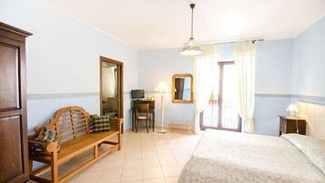 Quadruple Room | Desk, iron/ironing board, free WiFi