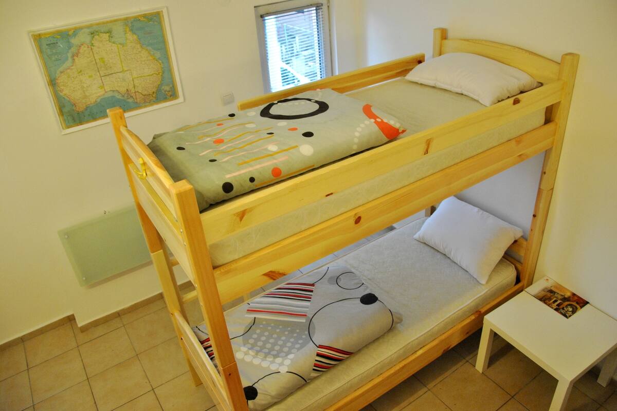 Eenvoudige slaapzaal (max. 6 persons) | Een bureau, een strijkplank/strijkijzer, gratis wifi