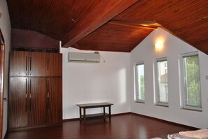 Phòng 4 Superior | Bàn, bàn ủi/dụng cụ ủi quần áo, truy cập Internet không dây miễn phí