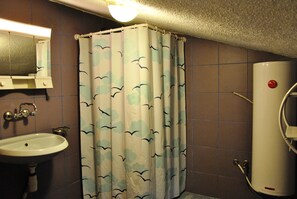 Quarto quádruplo superior | Banheiro | Chuveiro, secador de cabelo (mediante solicitação), toalhas de banho 