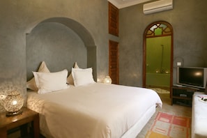 Superior Room (Jawahra) | Premium bedding, in-room safe, iron/ironing board - Riad l'Emir (Marrakech)