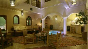 2 bars/lounges
