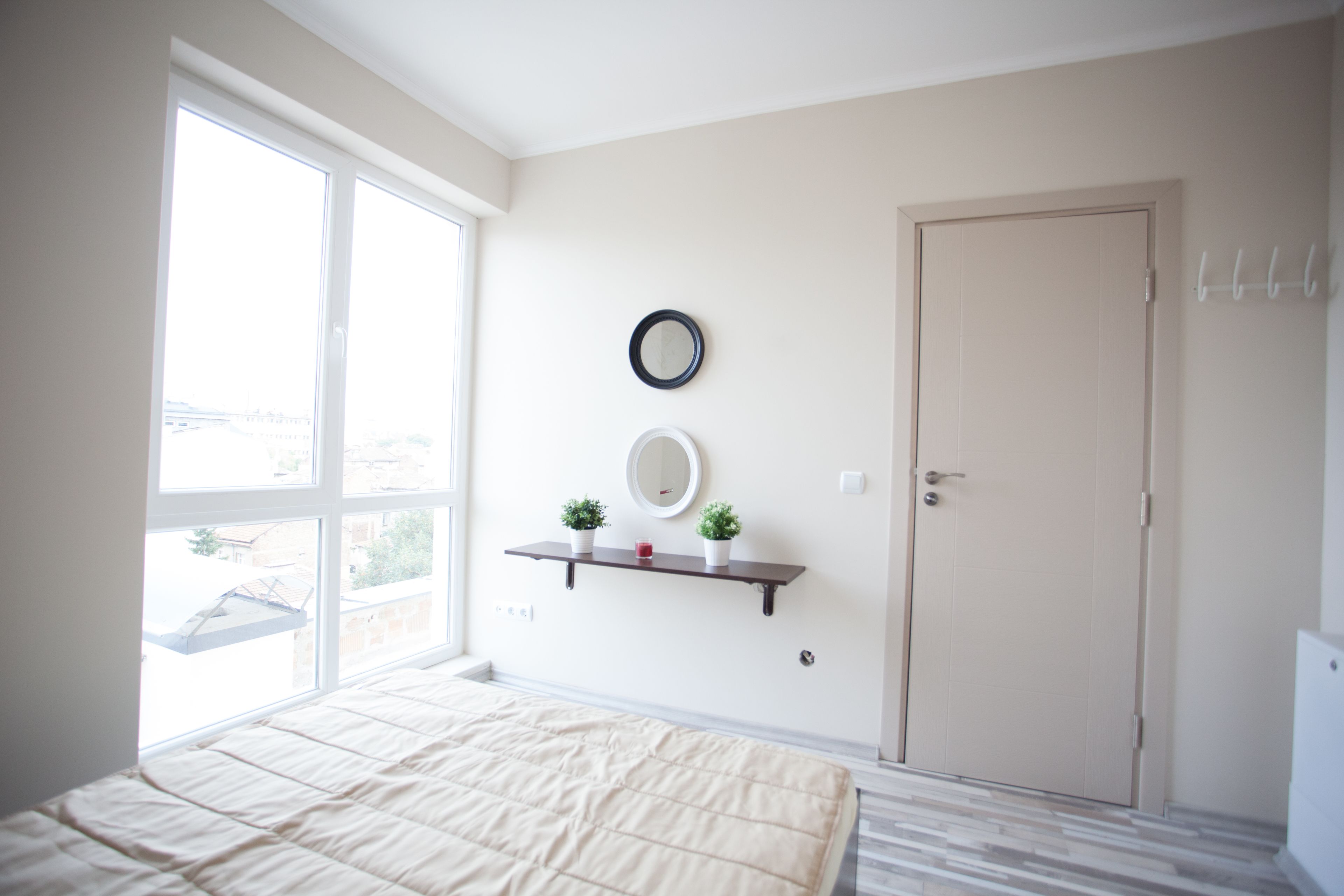 Escritorio, espacio para trabajar con un portátil, wifi gratis