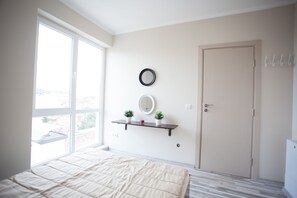 Escritorio, espacio para trabajar con laptop y wifi gratis