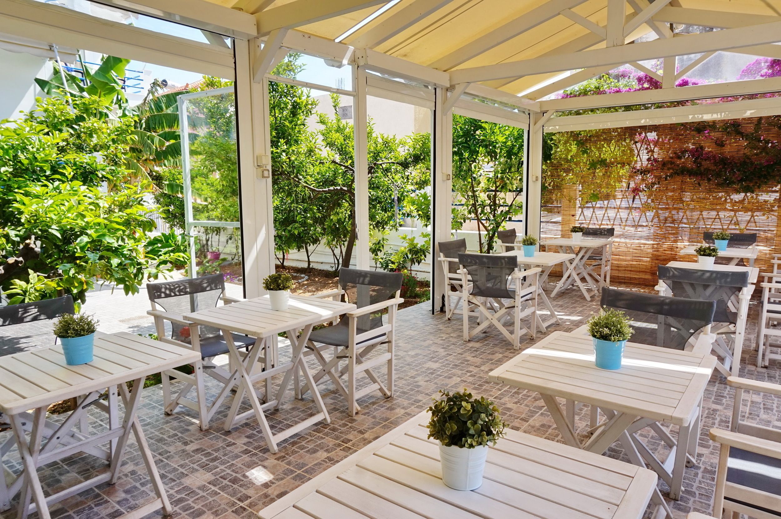 Daily full breakfast (EUR 10 per person)