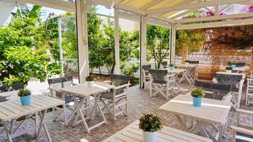 Daily full breakfast (EUR 10 per person)