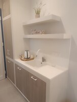 Cortinas blackout, tabla de planchar con plancha y cunas gratuitas 