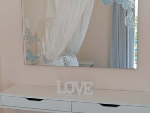 Verduisterende gordijnen, een strijkplank/strijkijzer, gratis babybedden