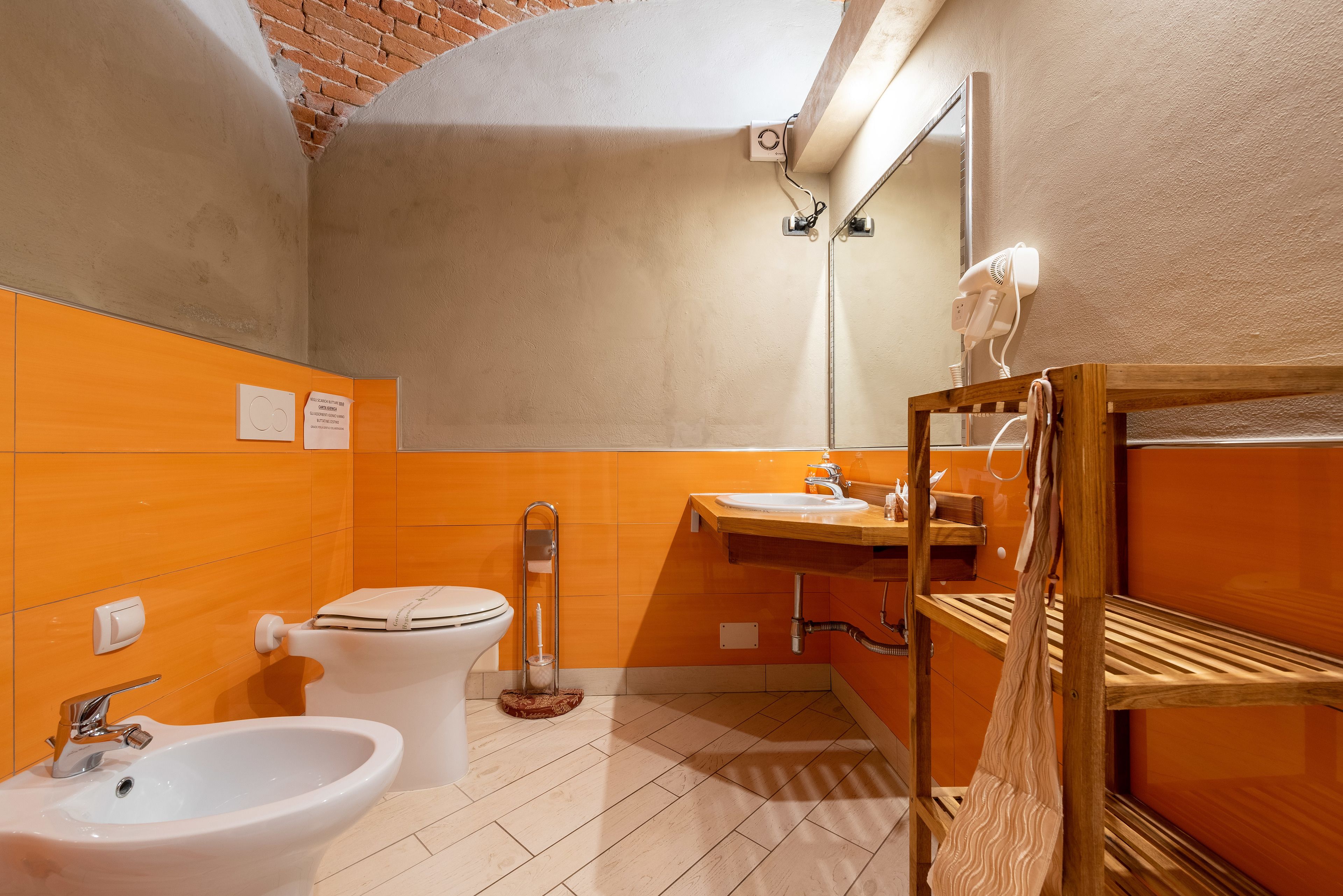 Ein Badezimmer mit Waschbecken, Toilette und Bidet, alles in Weiß.