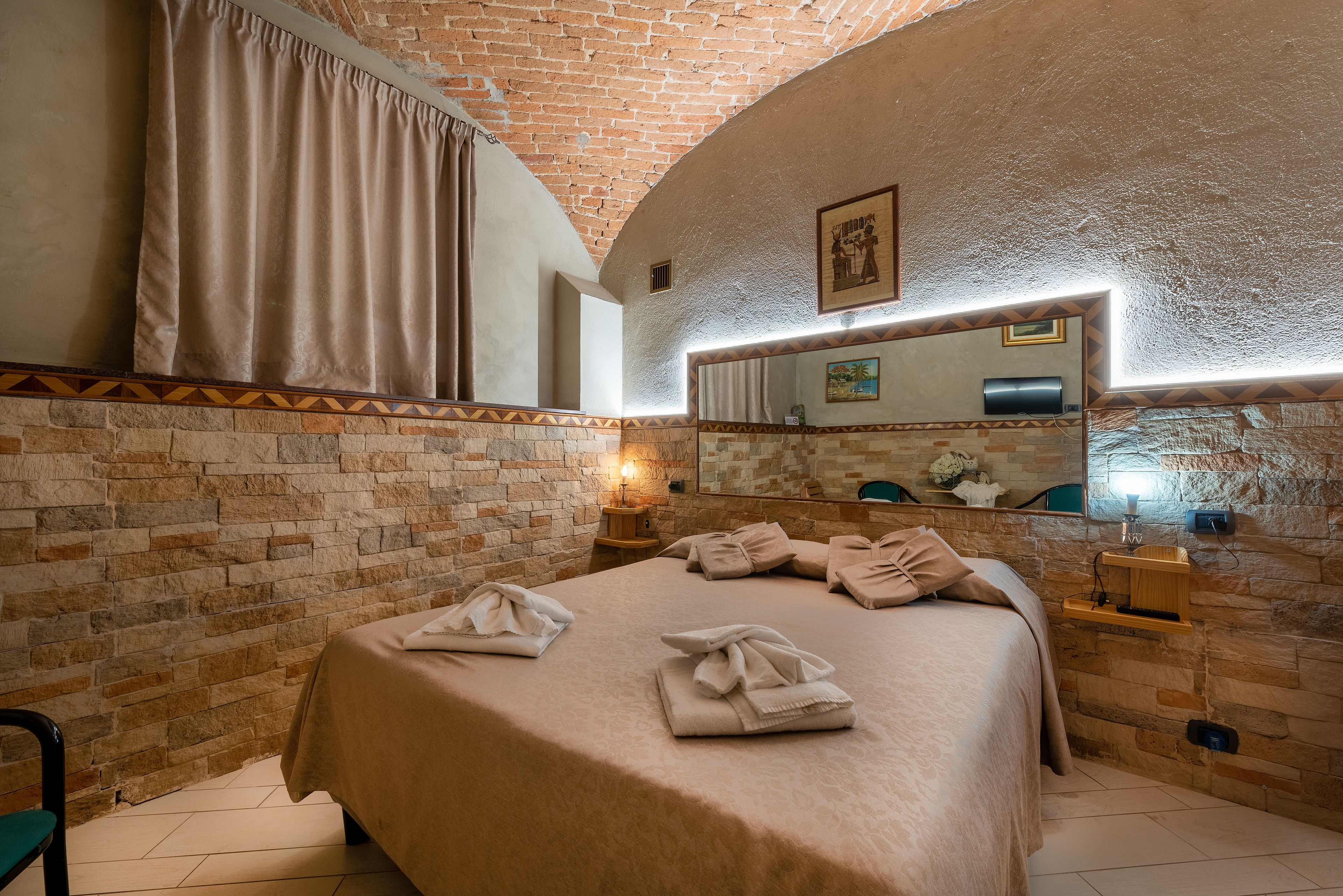 Camera con letto matrimoniale o 2 letti singoli | Una scrivania, Wi-Fi gratuito, lenzuola