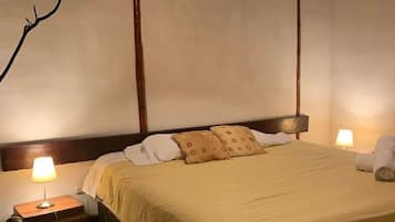 Habitación doble, vista al jardín | Edredón, muebles diferentes, wifi gratis y ropa de cama