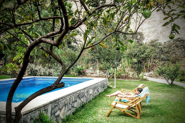 Piscina externa, espreguiçadeiras