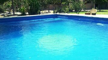 Hồ bơi ngoài trời, ghế dài tắm nắng