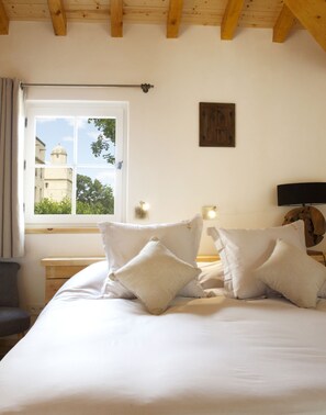 スーペリア ルーム | 高級寝具、羽毛の掛け布団、セーフティボックス (室内)、客室ごとに異なる装飾