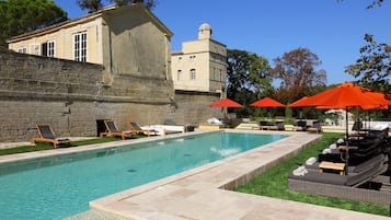 Piscine extérieure (ouverte en saison), parasols de plage