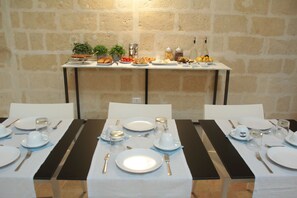 每日供應歐陸早餐 (每人 EUR8)