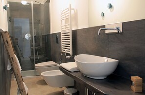 ห้องคอมฟอร์ท, ระเบียง | ห้องน้ำ | ฝักบัว, ของใช้ในห้องน้ำฟรี, ไดร์เป่าผม, โถสุขภัณฑ์แบบบิเดท์
