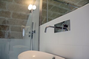 Junior-Suite | Badezimmer | Dusche, kostenlose Toilettenartikel, Haartrockner, Bidet