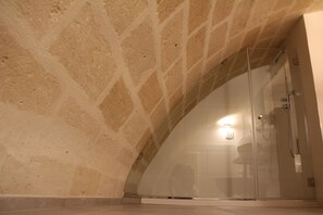 Traditional-Doppelzimmer (Grotta) | Badezimmer | Dusche, kostenlose Toilettenartikel, Haartrockner, Bidet