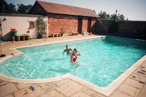 Una piscina al aire libre de temporada