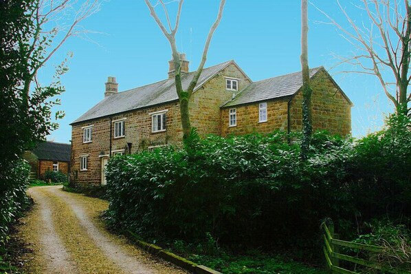 المنشأة من الخارج