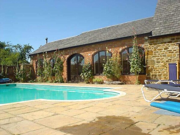 Una piscina al aire libre de temporada