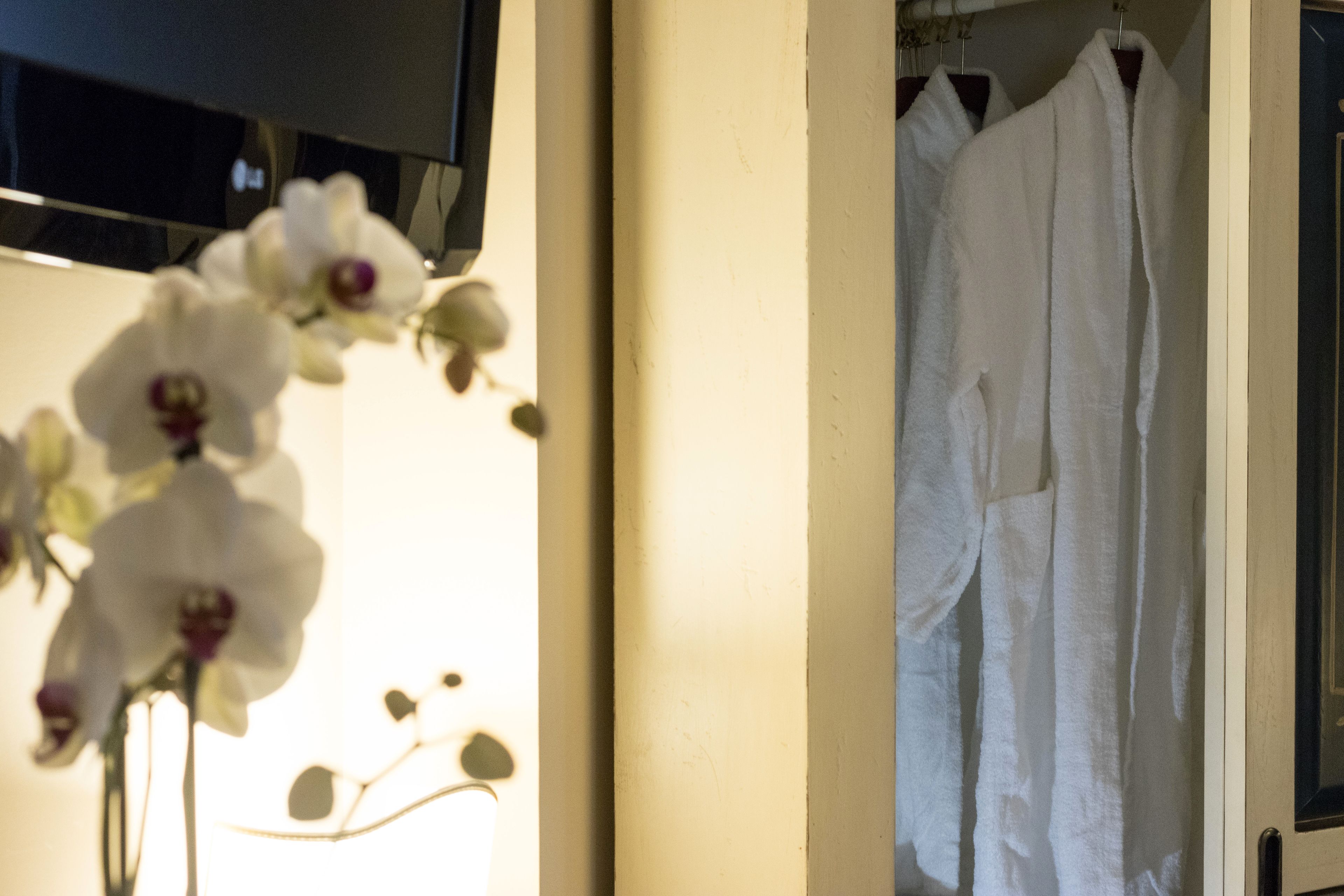 classic room | minibar, in-room safe, desk, soundproofing