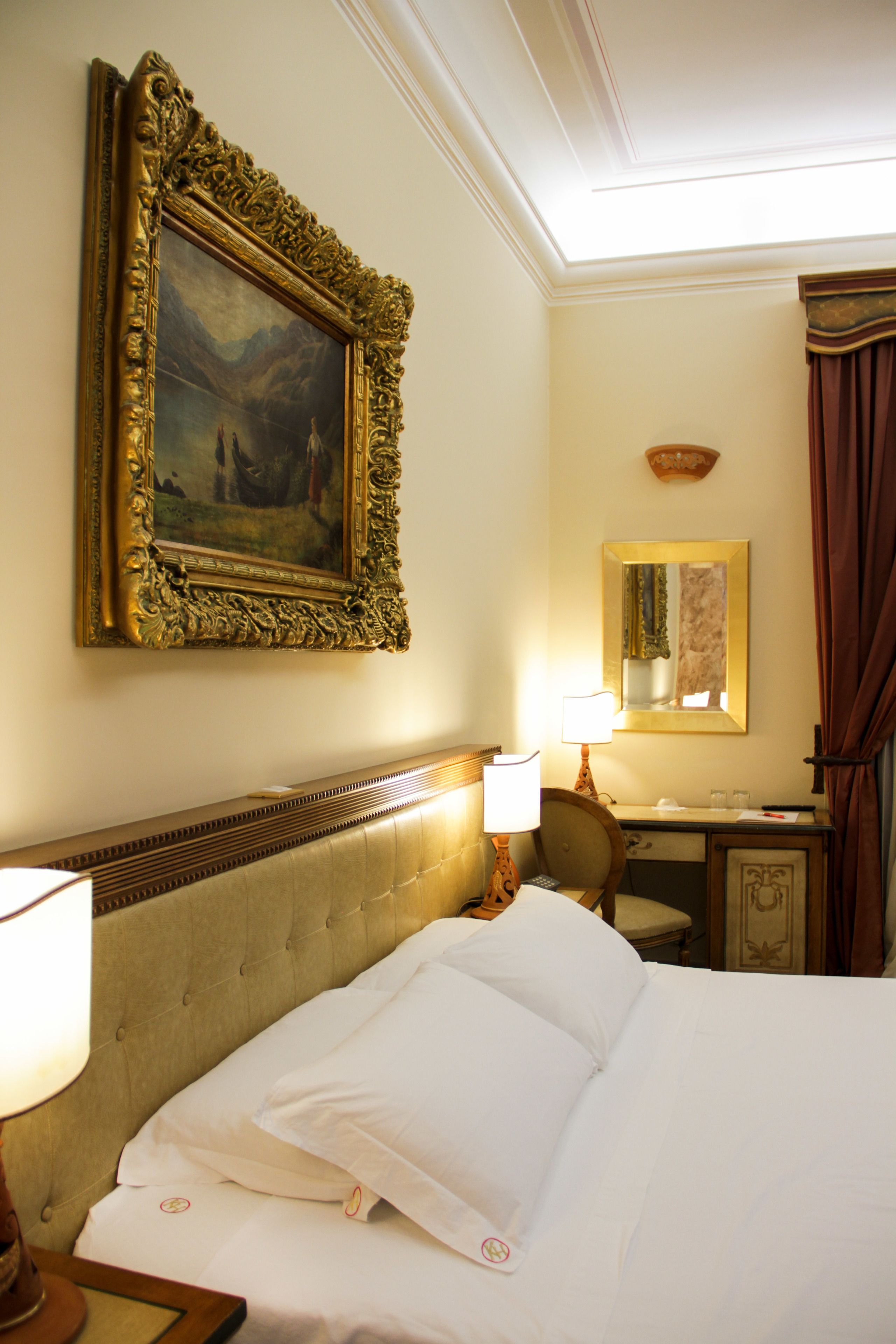 classic room | minibar, in-room safe, desk, soundproofing