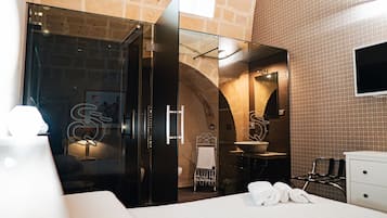 Standard Double Room | Bathroom | Shower, rainfall showerhead, free toiletries, hair dryer