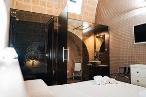 Standard Double Room | Bathroom | Shower, rainfall showerhead, free toiletries, hair dryer - Ai Quarti Sottani (Matera)