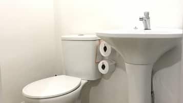 Suite Deluxe, 3 letti singoli | Bagno | Asciugamani