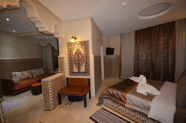 Suite | Minibar, in-room safe, soundproofing, free WiFi - Hotel Pyramides (Taza)