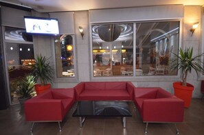Lobby sitting area - Hotel Pyramides (Taza)