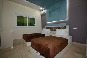 Apartment | Minibar, in-room safe, soundproofing, free WiFi - Hotel Pyramides (Taza)