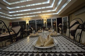 Breakfast, lunch, dinner served; Moroccan cuisine - Hotel Pyramides (Taza)