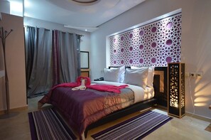 ミニバー、セーフティボックス (室内)、防音設備、WiFi (無料)