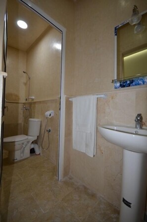 Apartment | Bathroom | Shower, free toiletries, towels - Hotel Pyramides (Taza)