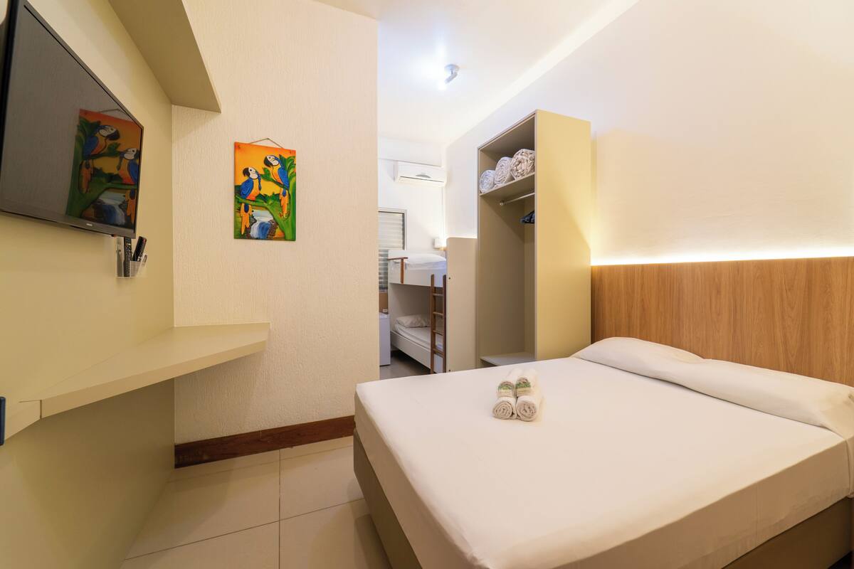 Quarto Economy Quádruplo | Desk, laptop workspace, blackout drapes, WiFi (free)