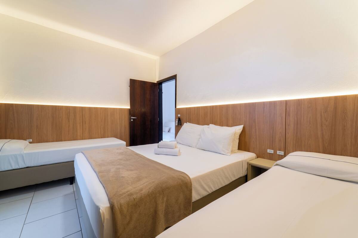 Luxo Quintuplo | Desk, laptop workspace, blackout drapes, WiFi (free)
