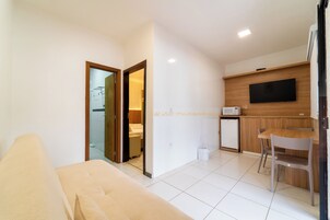 Luxo Quintuplo | Living room | Flat-screen TV, foosball, table tennis, books