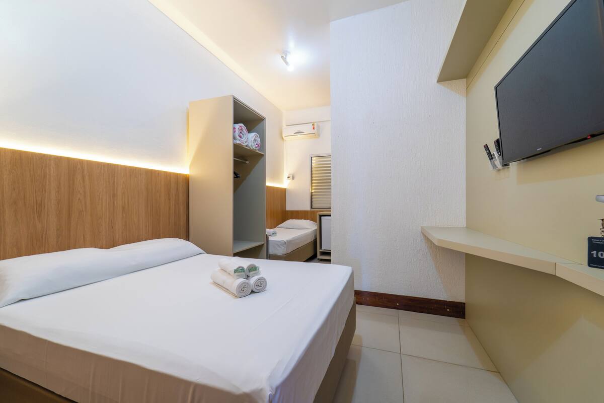 Economy Triplo | Desk, laptop workspace, blackout drapes, WiFi (free)