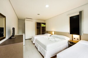 Luxury Room | Individually furnished, desk, laptop workspace, blackout curtains - Hotel Brasil (Penha)