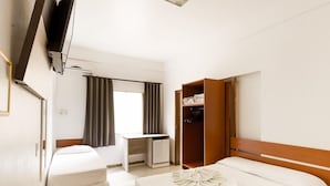 A hotel room with a bed, a desk, and a wardrobe. - Hotel Brasil (Penha)