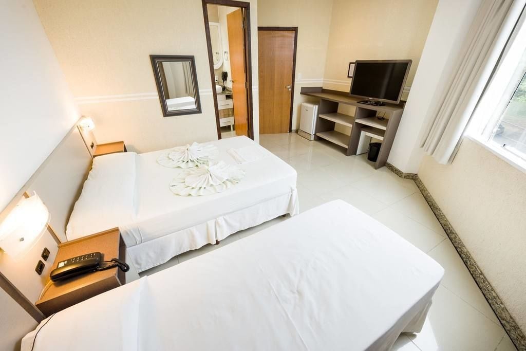 quarto luxo triplo | individually furnished, desk, laptop workspace, blackout curtains