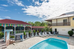 حمام سباحة خارجي