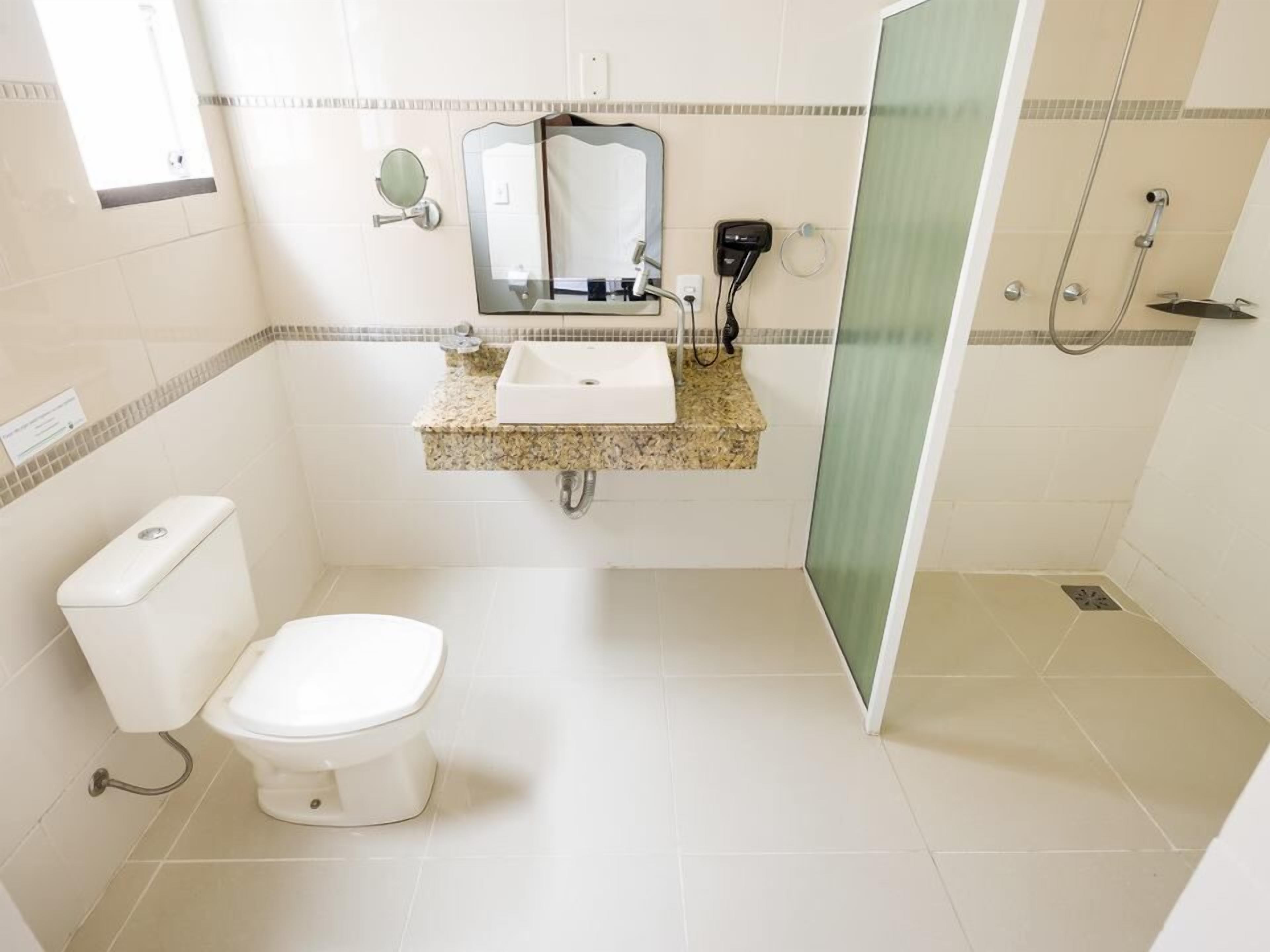 Quarto Luxo Triplo | Badezimmer | Dusche, kostenlose Toilettenartikel, Haartrockner, Handtücher