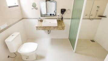 Quarto Luxo Triplo | Badezimmer | Dusche, kostenlose Toilettenartikel, Haartrockner, Handtücher