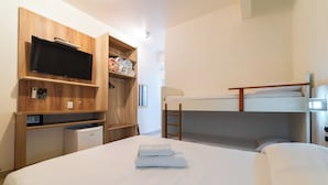Economy Sêxtuplo | Desk, laptop workspace, blackout drapes, WiFi (free) - Hotel Brasil (Penha)