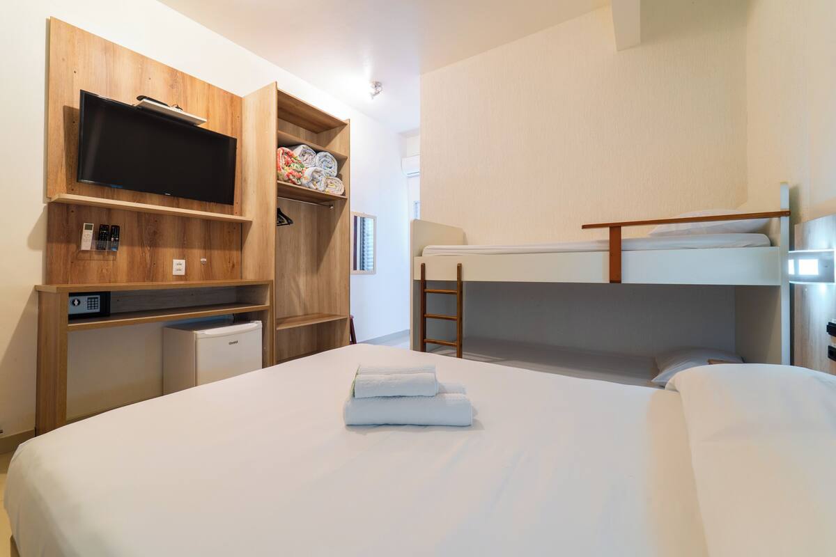 Economy Sêxtuplo | Desk, laptop workspace, blackout drapes, WiFi (free)